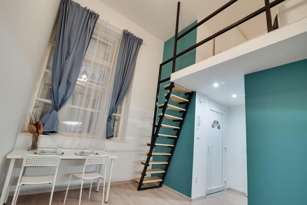 Helios Downtown Arthur Apartment